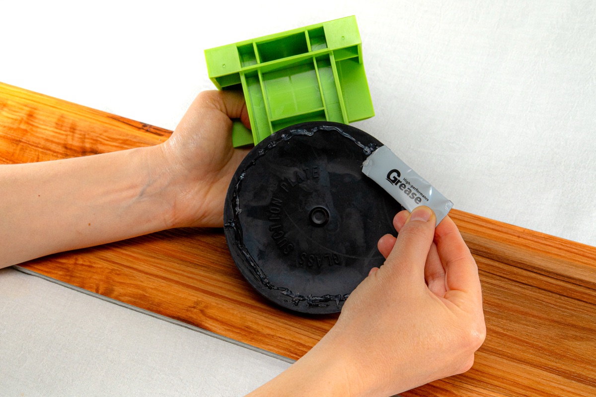 Applying grease to the suction cup for maximum grip